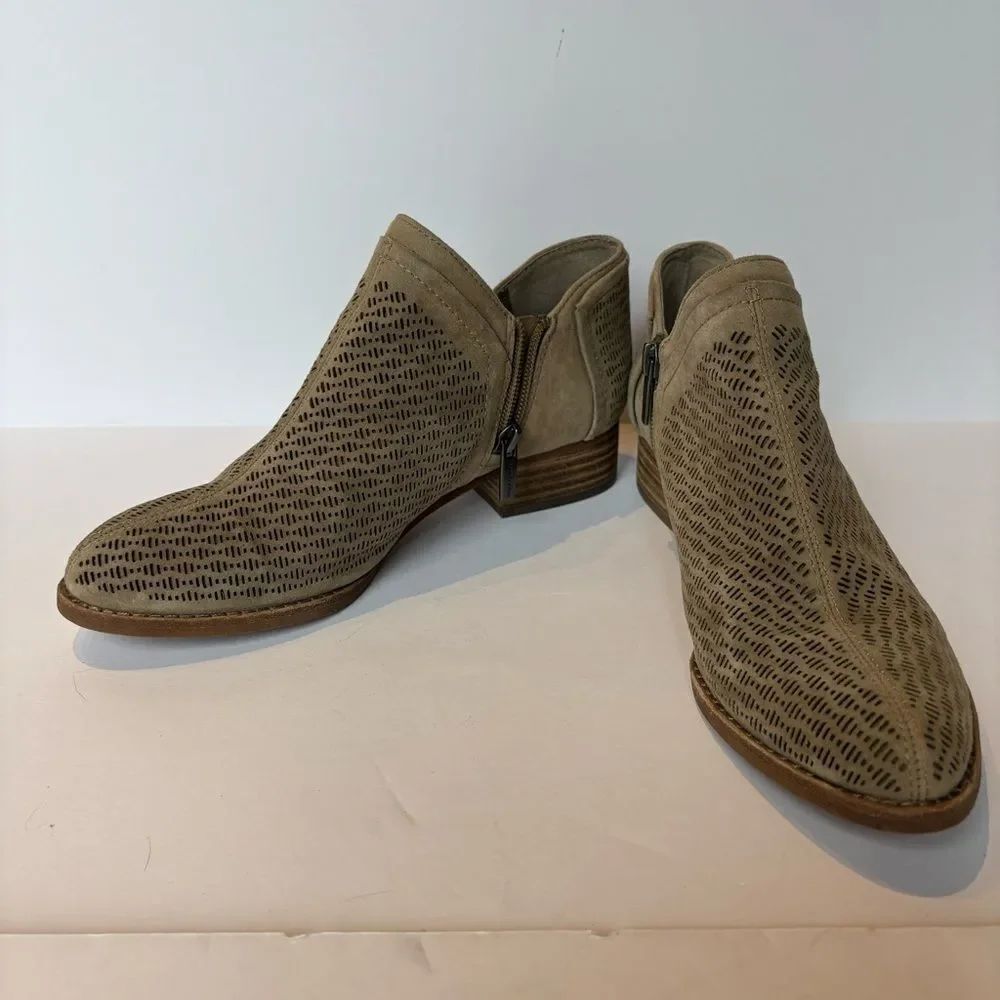 Vince Camuto Women'sโSuede Tan Perforated Ankle Bootie Size 6 1/2